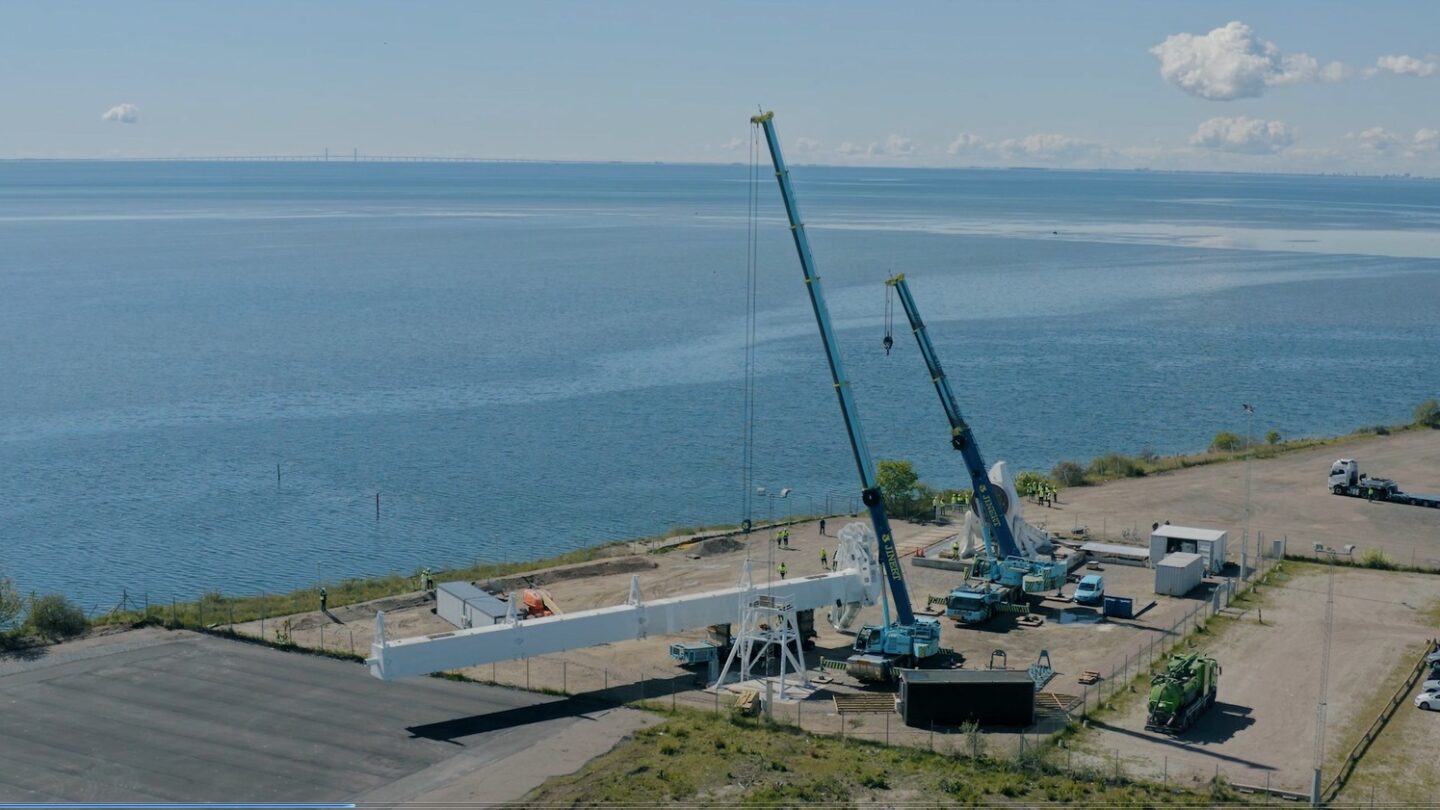 The steel mast is in place!